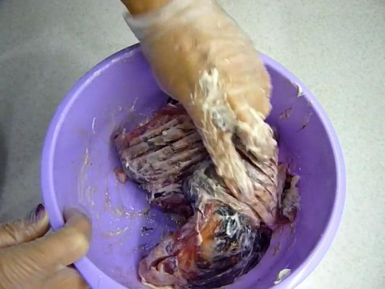 Norėdami gaminti keptą kruopų karpį, į žuvį įpilkite majonezo