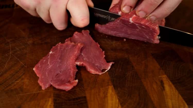 Norėdami pagaminti jautienos carpaccio, supjaustykite mėsą