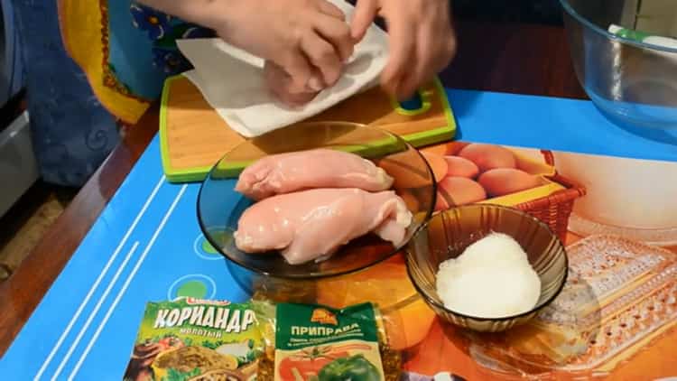 Für die Zubereitung von Hühnchen-Carpaccio bereiten Sie die Zutaten vor