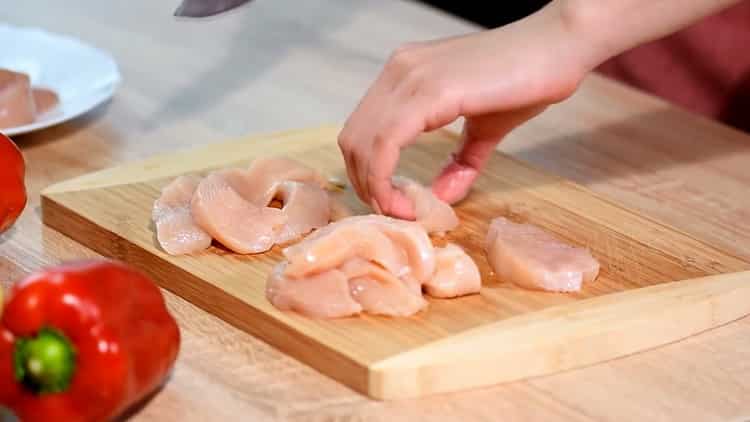 Per cucinare quesadillas di pollo, tagliare la carne