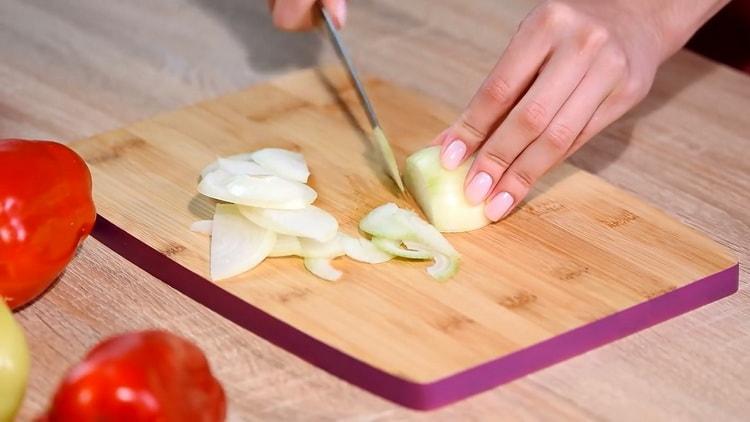 Norėdami supjaustyti vištienos quesadillas, supjaustykite svogūną