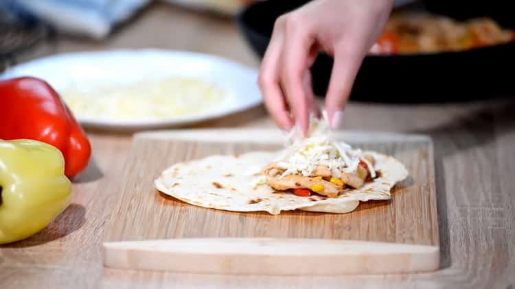 Csirke quesadilla készítéséhez tedd a tortillát a töltelékre