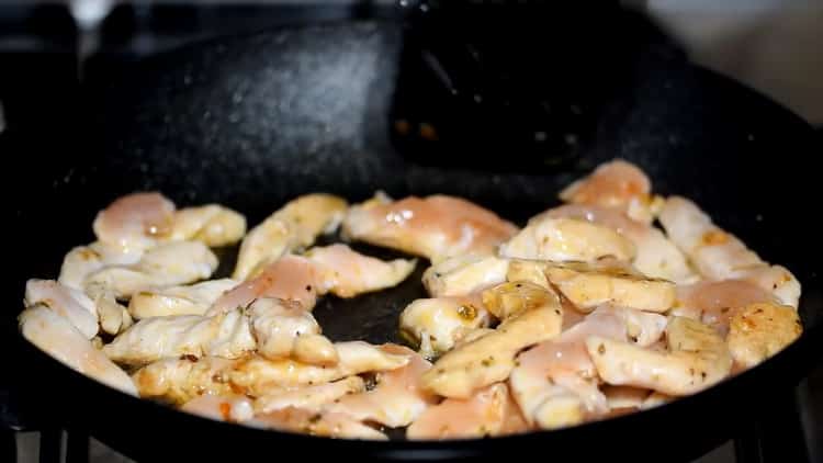 Per cucinare quesadillas di pollo, friggere la carne