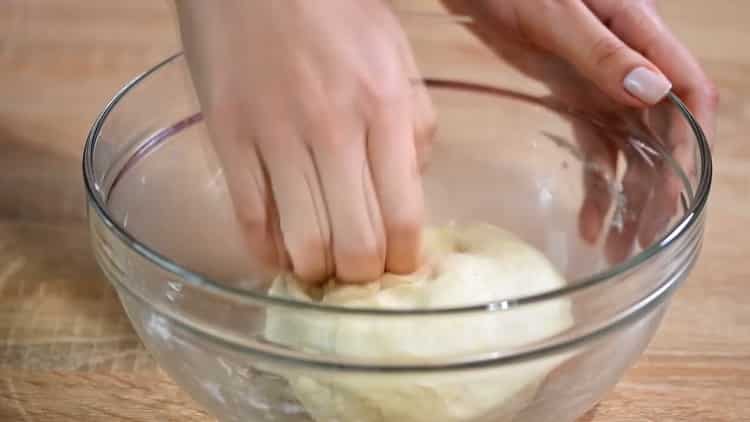 Per preparare quesadillas di pollo, impastare la pasta