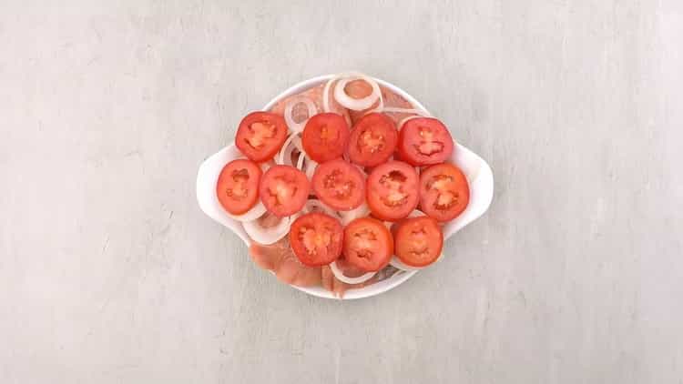 طبقًا للوصفة ، لإعداد سمك السلمون في الفرن ، ضع الطماطم في قالب