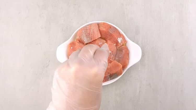 Um den Kumpel im Ofen zuzubereiten, legen Sie den Fisch gemäß dem Rezept in eine Form
