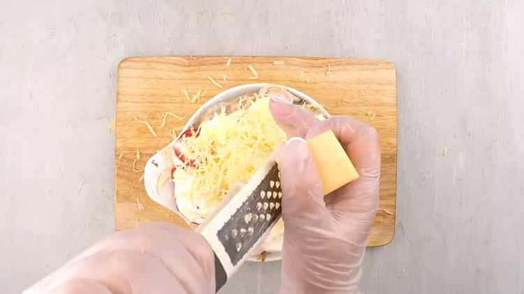 Рецептата за слама от сьомга под козина от зеленчуци със заквасена сметана с коричка от сирене