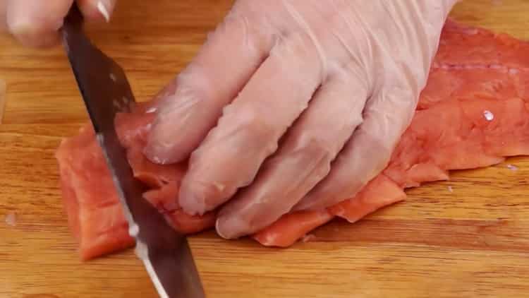 Podle receptu připravte ingredience pro přípravu lososa chum v troubě