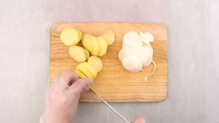 Според рецептата, за да приготвите слама сьомга във фурната, нарежете картофи