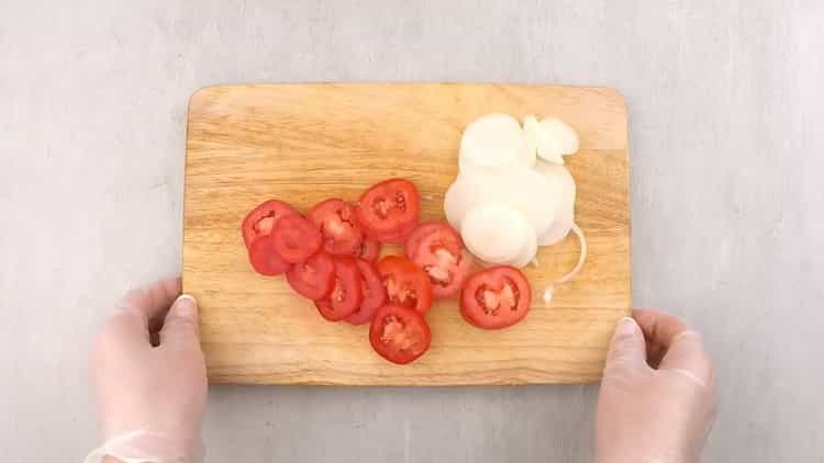 Hacken Sie die Tomaten gemäß dem Rezept, um Kaugummilachs im Ofen zu kochen