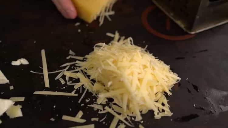 Per fare la pizza classica, grattugiare il formaggio