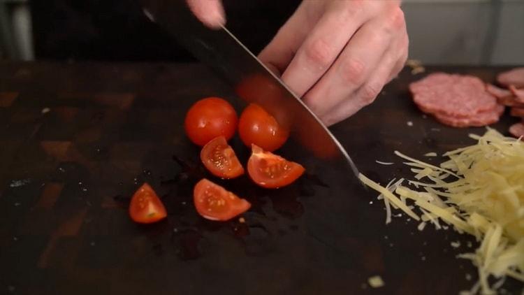 Norėdami pagaminti klasikinę picą, supjaustykite pomidorus