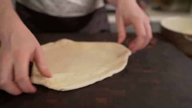 Upang makagawa ng isang klasikong pizza, igulong ang kuwarta
