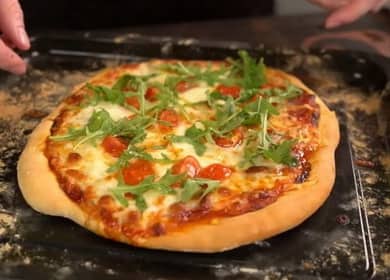 Hogyan lehet megtanulni, hogyan kell főzni az ízletes klasszikus pizzát