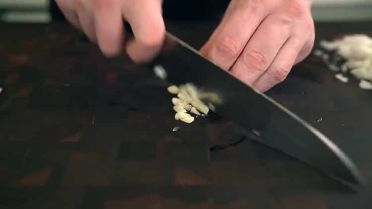 Για να κάνετε μια κλασική πίτσα, ψιλοκόψτε το σκόρδο