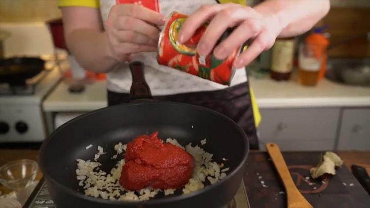За да направите класическа пица, направете домат