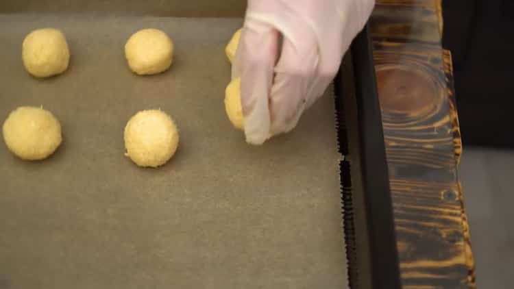 Für die Herstellung von Kokosplätzchen eine Kuchenmischung formen