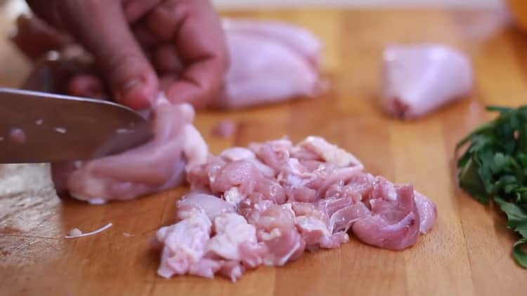 Hähnchenwürste zu Hause kochen, hacken Fleisch