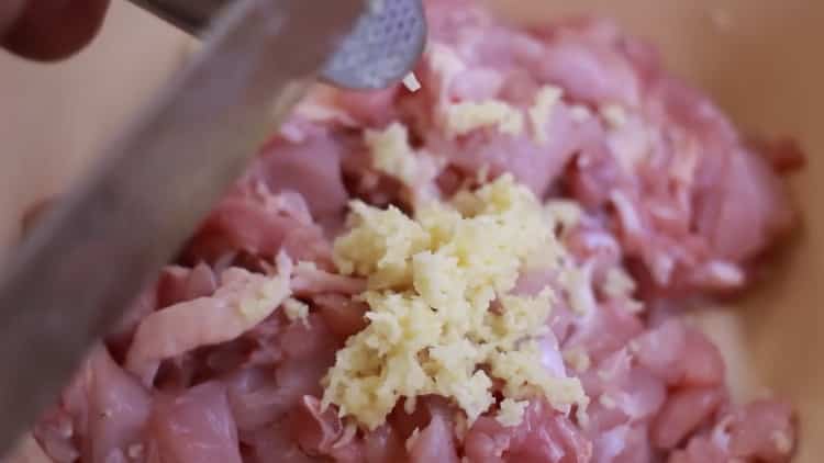 Per preparare le salsicce di pollo a casa, aggiungi l'aglio