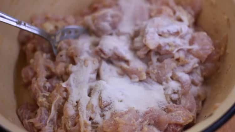 Per preparare le salsicce di pollo a casa, aggiungi la gelatina