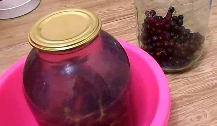A szőlő kompótjának elkészítéséhez hagyja, hogy a bogyók álljanak