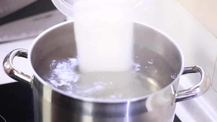 Katso miten valmistetaan jäädytetty mansikkakompotti