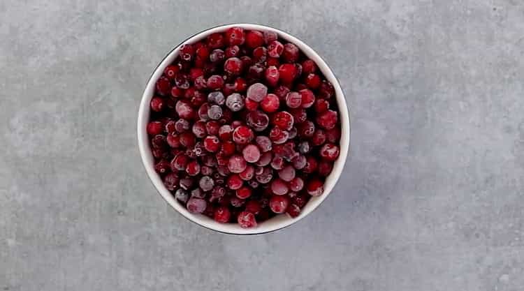 Bereiten Sie die Zutaten vor, um Cranberry-Kompott zuzubereiten