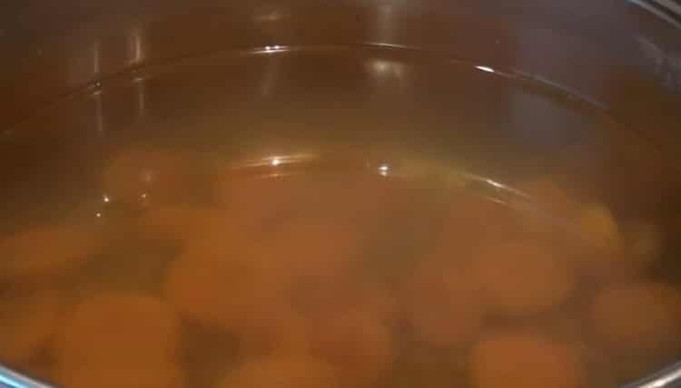 Köstliche gedämpfte Aprikosen bereit