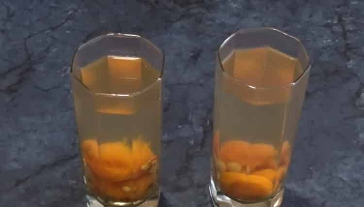 Podívejte se, jak vařit sušené meruňky kompot