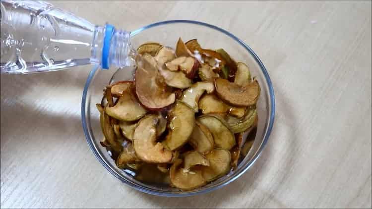 Kompott aus getrockneten Äpfeln nach einem Schritt-für-Schritt-Rezept mit einem Foto