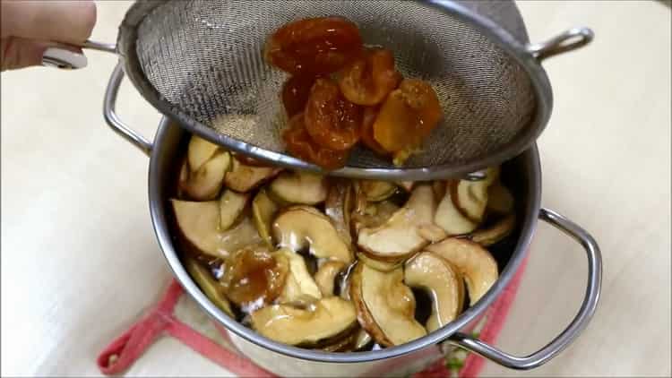 Huuhtele ainesosat kuivuneesta omenakompotista