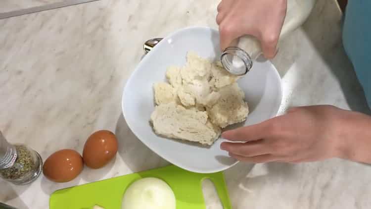 Für die Zubereitung von Hackfleischpastetchen das Brot in Milch einweichen