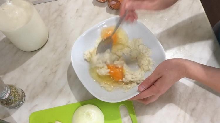 Aggiungi le uova per cuocere le cotolette di manzo macinate
