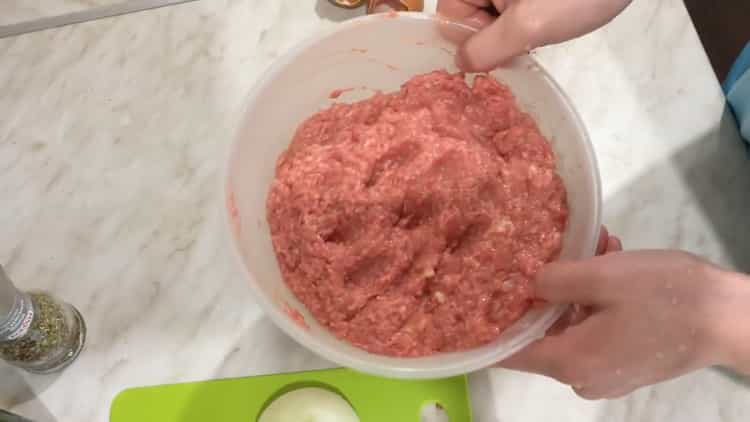 Pro přípravu mletého hovězího masa připravte všechny ingredience