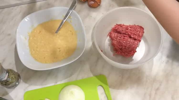 Kombinieren Sie Hackfleisch, um Hackfleisch-Pastetchen zu machen