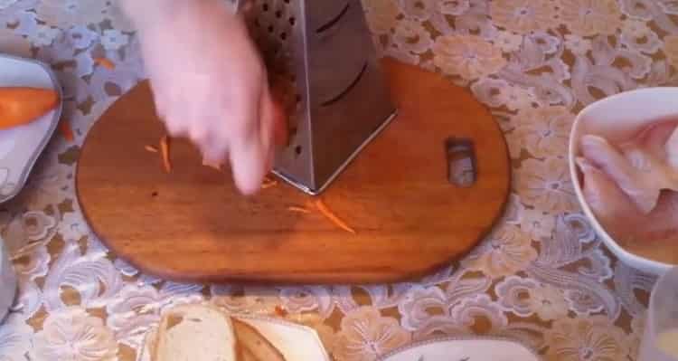 Kalan leikkurien valmistamiseksi raasta porkkanat