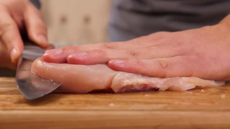 Nach dem Rezept zum Kochen Huhn Kiew schneiden Sie das Hähnchenfilet