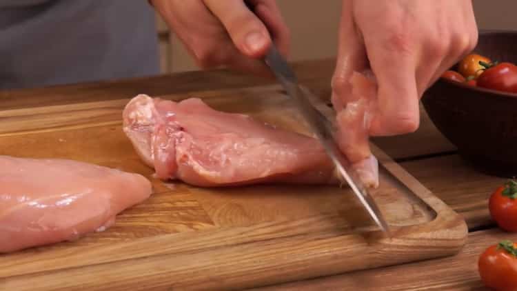 Според рецептата, за готвене на кюфтета в Киев, нарежете месото