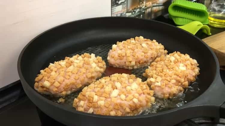 Upang magluto ng mga meatballs sa isang sunog, painitin ang kawali