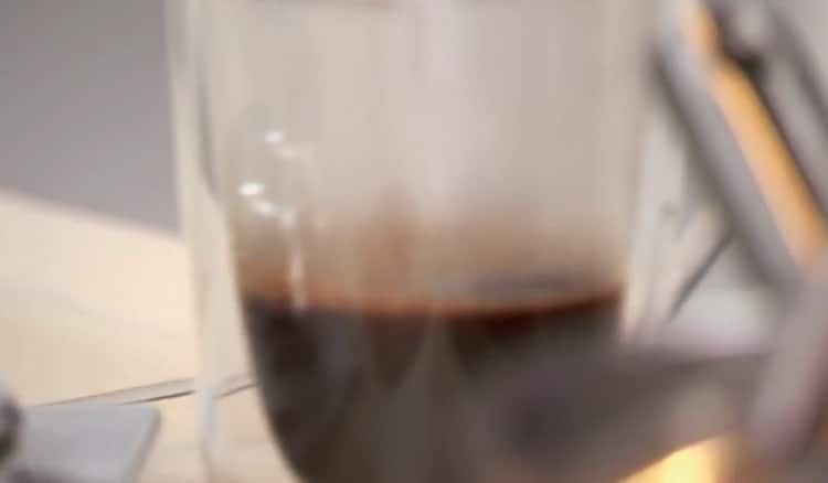 Um Cappuccino zu Hause zuzubereiten, gießen Sie Kaffee in eine Tasse
