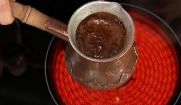 Panna juoma oikein, jotta voit tehdä cappuccino-kahvia kotona.