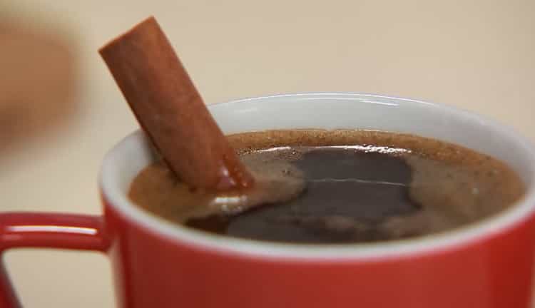 Egy egyszerű recept szerint elkészített finom keleti kávé kész