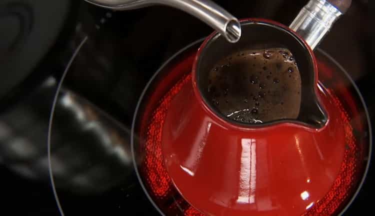A keleti kávé elkészítéséhez kombinálja az összetevőket