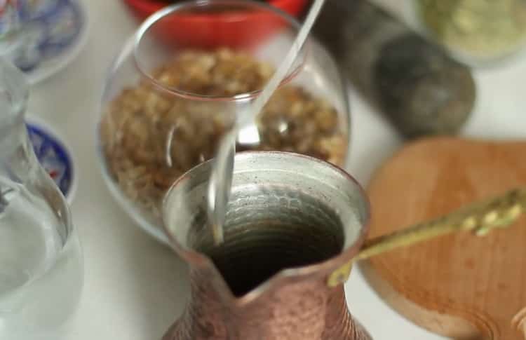Laita ainesosat turkkiin, jotta voit tehdä kahvia turkkilaisesti yksinkertaisen reseptin mukaan