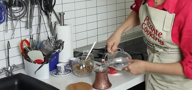 Για να παρασκευάσετε καφέ στα τουρκικά σύμφωνα με μια απλή συνταγή, ετοιμάστε τα συστατικά