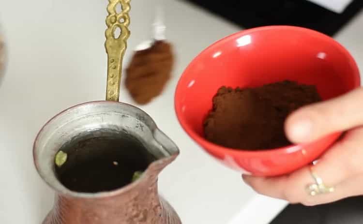 لتحضير القهوة بالتركية وفق وصفة بسيطة ، اخلطي المكونات