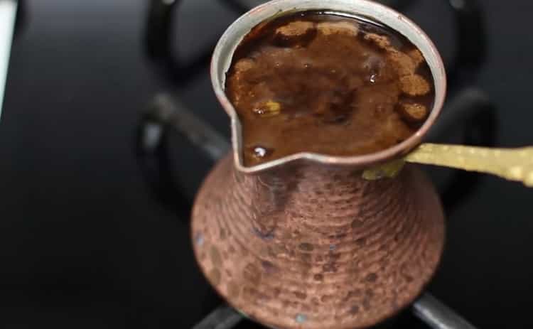 Käännä kiehuvaksi, jotta voit tehdä kahvia turkin kielellä yksinkertaisen reseptin mukaan