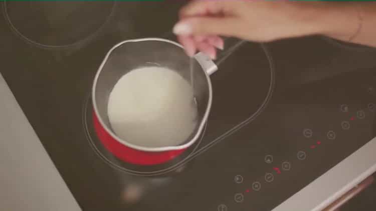 Um Kaffee mit Zimt zu machen, kochen Sie Milch