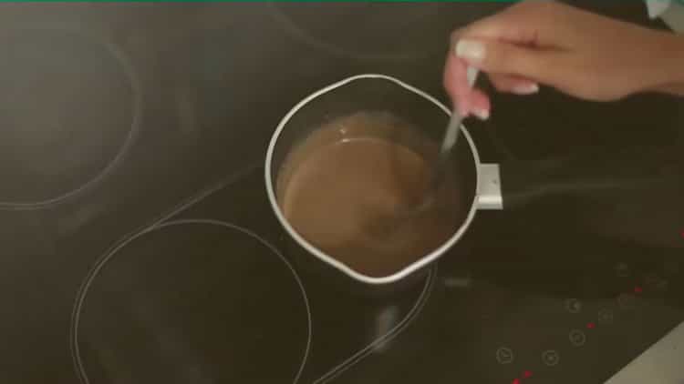 Смесете съставките, за да направите кафе с канела.