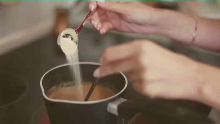 Sekoita ainesosat kahvin valmistamiseksi kanelilla.